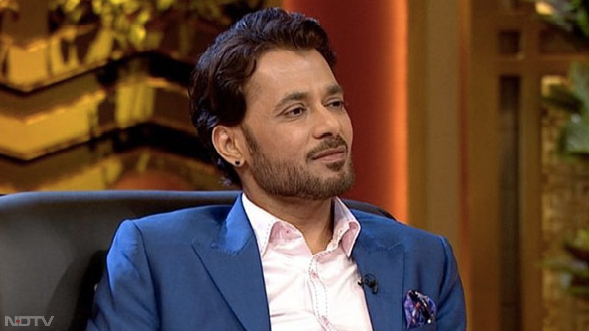 इसपर अनुपम ने ब्लू टिक खोने पर मजेदार प्रतिक्रिया दी। उन्होंने एक ट्वीट किया कि अब उन्होंने टेस्ला खरीदने की अपनी योजना को रद्द करने का फैसला किया है। उन्होंने ट्वीट में लिखा, "टेस्ला की मेरी नियोजित खरीद को रद्द कर रहा हूं ... टिक गया।" निश्चित तौर पर यह दर्शाता है कि वे टिक हटाए जाने से खफा हैं।