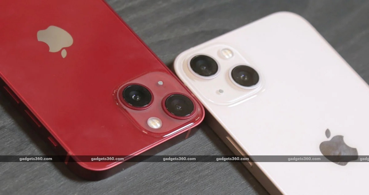 डिस्प्ले की बात करें तो iPhone 13 में 6.10 इंच की Super Retina XDR OLED डिस्प्ले दी गई है, जिसका रेजोल्यूशन 1170x2532 पिक्सल, 19.5:9 आस्पेक्ट रेशियो और दमदार रिफ्रेश रेट है। ऑपरेटिंग सिस्टम की बात की जाए तो यह आईफोन iOS 15 पर काम करता है।