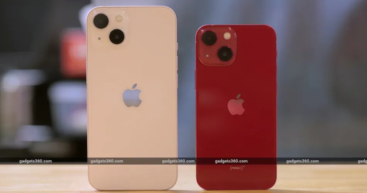 प्रोसेसर के लिए iPhone 13 में Apple A15 Bionic प्रोसेसर दिया गया है। कैमरा सेटअप के तौर पर इसके रियर में f/1.6 अपर्चर के साथ 12 मेगापिक्सल पहला कैमरा और f/2.4 अपर्चर के साथ 12 मेगापिक्सल का दूसरा कैमरा है। वहीं इसके फ्रंट में f/2.2 अपर्चर के साथ 12 मेगापिक्सल का सेल्फी कैमरा है। डाइमेंशन के मामले में आईफोन 13 की लंबाई 146.70 mm, चौड़ाई 71.50 mm, मोटाई 7.65 mm और वजन 173 ग्राम है।