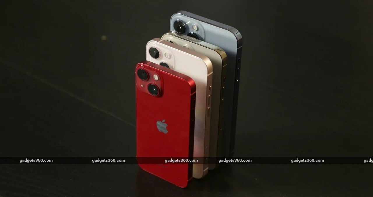 iPhone 13 में 3डी फेस रिकॉगनाइजेशन, कंपास/मेग्नोमीटर सेंसर,  एक्सेलेरोमीटर, एंबियंट लाइट सेंसर, जायरोस्कोप, प्रॉक्सिमिटी और बैरोमीटर सेंसर है। बैटरी के तौर पर iPhone 13 में 23W फास्ट चार्जिंग सपोर्ट के साथ 3240 mAh की बैटरी है। कनेक्टिविटी के मामले में iPhone 13 में 3.5mm जैक, वाई-फाई, ब्लूटूथ 5.0, जीपीएस, एनएफसी और यूएसबी लाइटनिंग है।