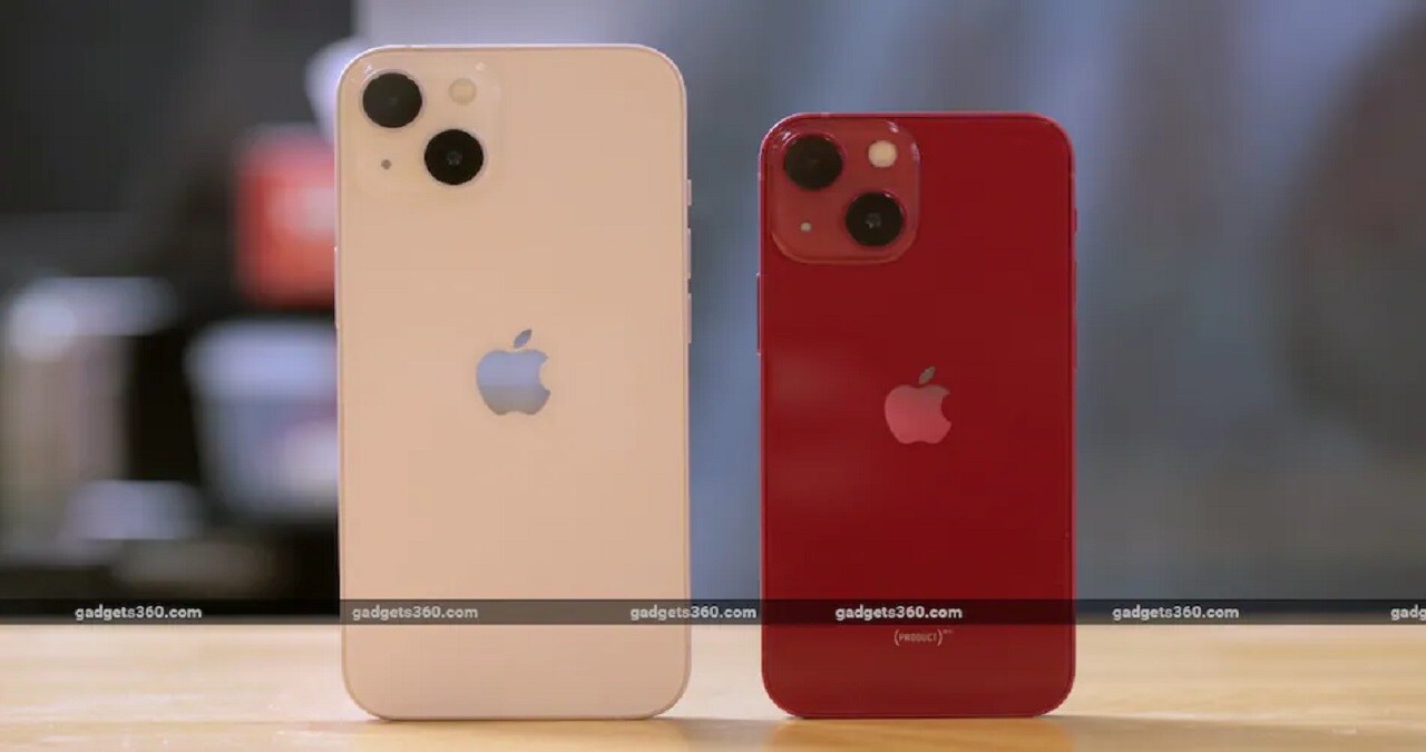 डिस्प्ले की बात की जाए तो iPhone 13 में 6.10 इंच की Super Retina XDR OLED डिस्प्ले दी गई है, जिसका रेजोल्यूशन 1170x2532 पिक्सल और 19.5:9 आस्पेक्ट रेशियो और दमदार रिफ्रेश रेट है। ऑपरेटिंग सिस्टम की बात की जाए तो यह आईफोन iOS 15 पर काम करता है।