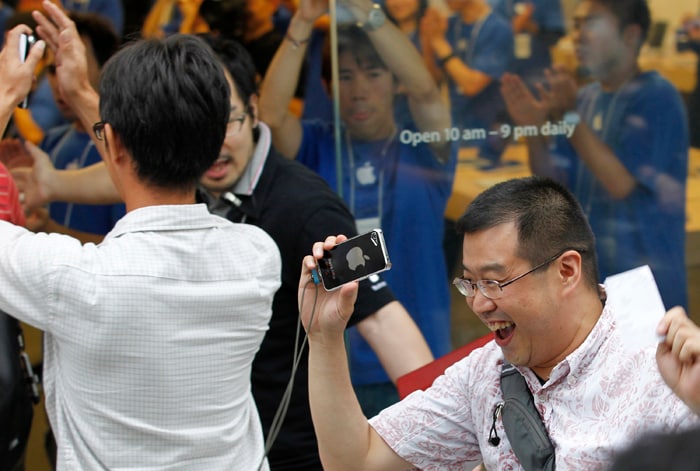 Tokyo customers celebrate as Apple starts selling iPhone 5.