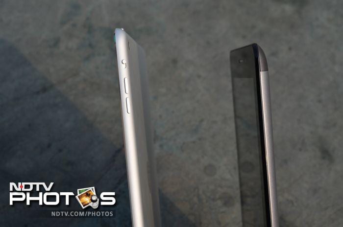 Thickness comparison<br />
Apple iPad mini(left)<br />
Asus FonePad(right)<br />