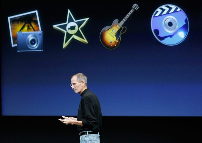 Apple CEO Steve Jobs talks about the Apple new iLife at Apple headquarters in Cupertino, Calif.(Photo AP)