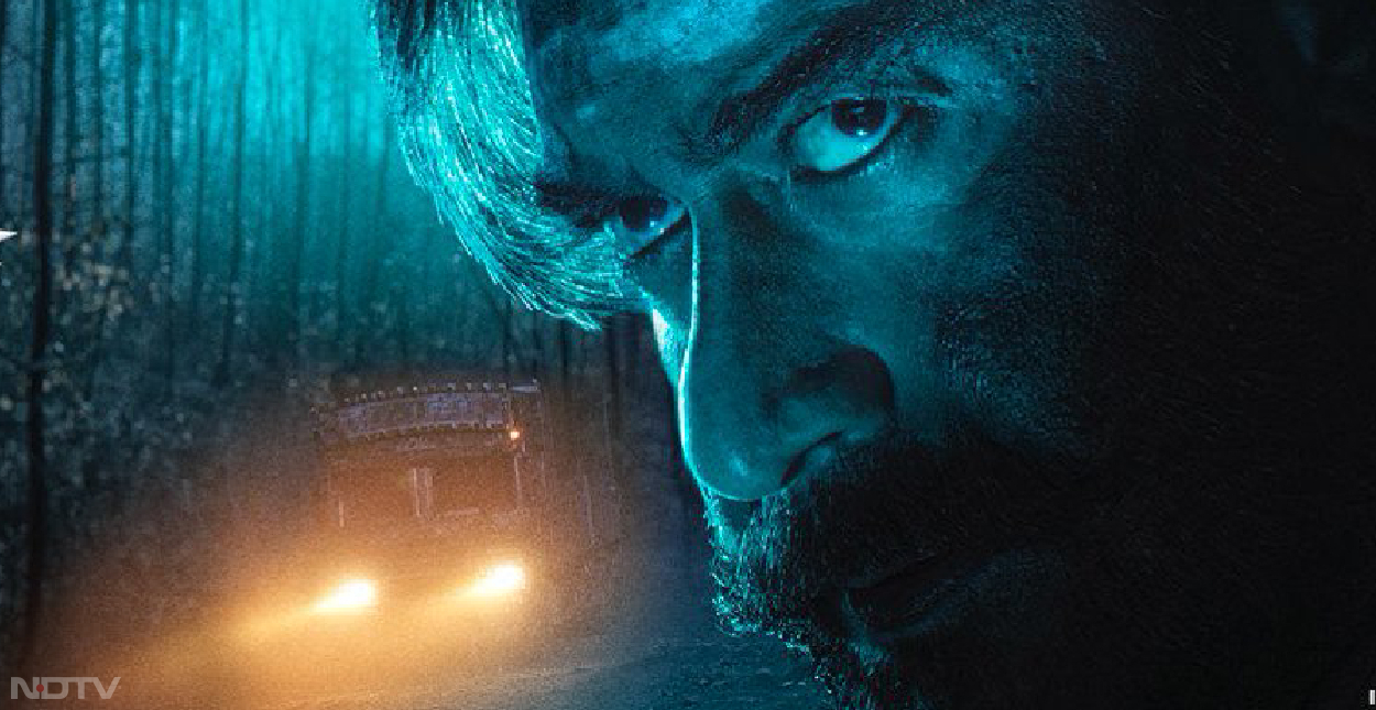 &lsquo;भोला' साल 2019 में आई तमिल फ&zwj;िल्&zwj;म 'कैथी' का ऑफ&zwj;िशियल रीमेक है। ट्रेलर देखकर ही पता लग गया था कि फ&zwj;िल्&zwj;म को उत्तर प्रदेश के बैकग्राउंड पर सेट किया गया है। ट्रेलर रिलीज होने के बाद एक यूजर ने भोला को पठान (Pathaan) से भी बेहतर बता दिया था। अपने ट्वीट में यूजर ने लिखा था कि फ&zwj;िल्&zwj;म का निर्देशन, विजुअल्&zwj;स और सिनेमैटोग्राफी देखी जाए तो भोला फ&zwj;िल्&zwj;म पठान से कहीं ज्&zwj;यादा बेहतर है।