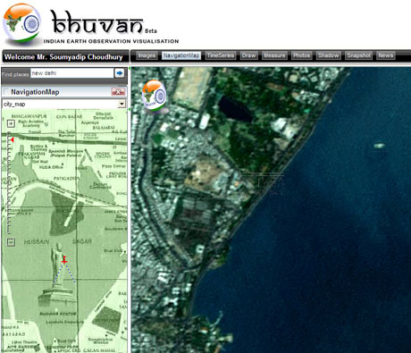 There is also a nice navigation map that shows a traditional map on the left panel while you move about on the bigger right panel. But that seems to work only for the city of Hyderabad, with Hussain Sagar as the focus. No matter where I wanted to go, it brought me back to Hyderabad.