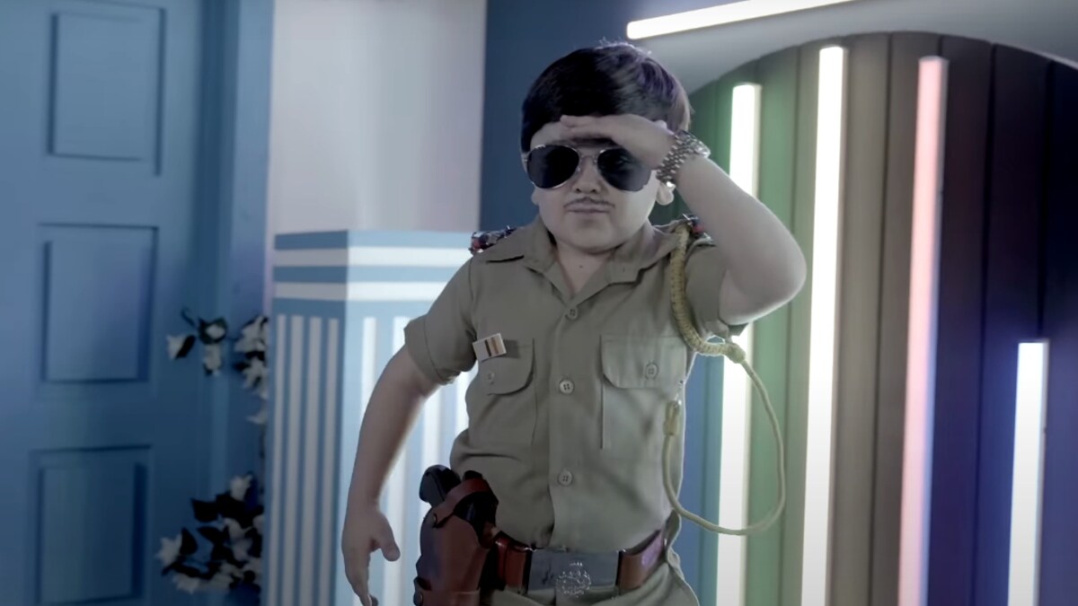 बिग बॉस के सबसे ‘छोटे' और क्‍यूट प्रतियोगी हैं अब्दु रोजिक। अब्दू सोशल मीडिया इंफ्लुएंसर और परफॉर्मर हैं। वह अपने खुद बनाए हुए गाने गाते हैं और वीडियो यू-ट्यूब पर अपलोड करते हैं। उनके YouTube अकाउंट को 83.6 हजार लोग फॉलो करते हैं। वह सलमान खान की अपकमिंग मूवी 'किसी का भाई किसी की जान' में भी नजर आने वाले हैं। अब्दू की हाइट 3.2 फीट है और वह तजाकिस्तान के रहने वाले हैं। 19 साल के अब्दु रोजिक ने महज 10वीं तक पढ़ाई की है।