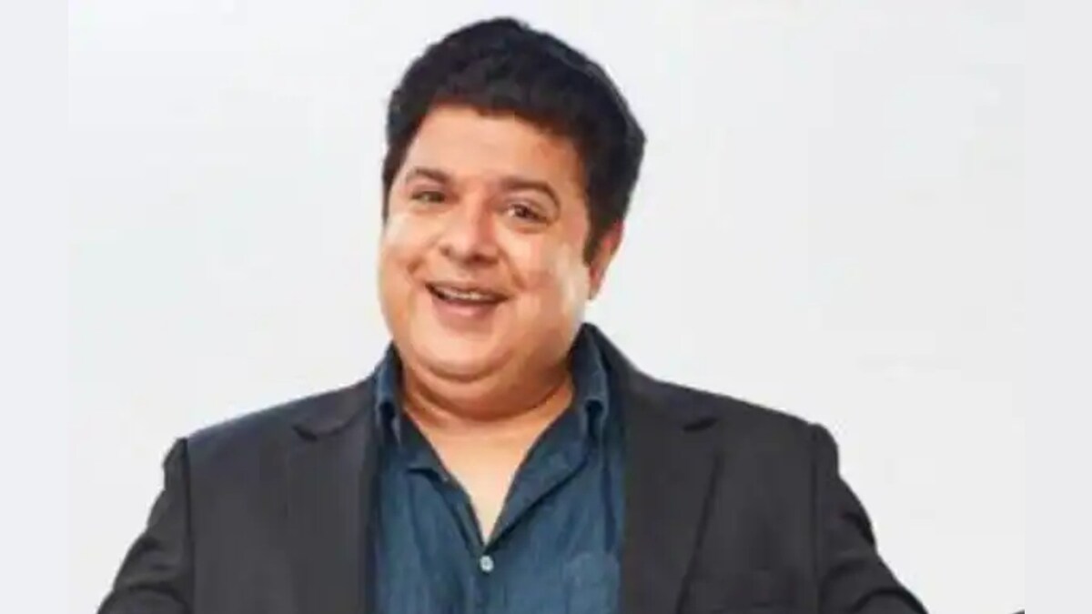 साजिद खान का नाम इन दिनों चर्चा में है। मीटू मूवमेंट (#Metoo) के आरोपों में घिरे साजिद खान की मुश्किलें तेजी से बढ़ रही हैं। इनके खिलाफ कई स्टार मैदान में उतर चुके हैं और सोशल मीडिया पर भी खूब बवाल मचा हुआ है। हालांकि, ऐसा प्रतीत होता है कि शो के निर्माता के ऊपर इसका कोई असर नहीं पड़ रहा है। पढ़ाई-लिखाई की बात करें, तो ये मीठीबाई कॉलेज से ग्रेजुएट हैं।