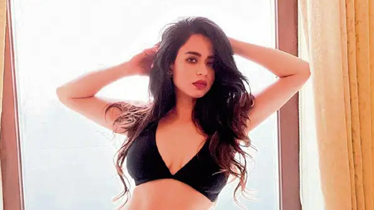सौंदर्या शर्मा (Soundarya Sharma): सौंदर्या शर्मा अगली कंटेस्टेंट हैं, जिन्हें निमृत कौर की तरह सजा सुनाई गई। उन्हें भी हाथ जोड़कर यह कहना था कि "भारत मैं इस हिंदी शो में आई, लेकिन मुझसे हिंदी नहीं बोली जाती, प्लीज मुझे माफ करें।"