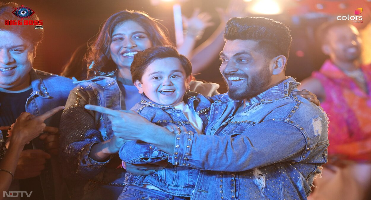 बिग बॉस मराठी जीतने वाले शिव ठाकरे बिग बॉस सीजन 16 के फर्स्‍ट रनर अप बने। सोशल मीडिया पर शिव ठाकरे को काफी सपोर्ट मिल रहा था, हालांकि वह शो में दूसरे नंबर पर रहे। एमसी स्‍टेन ने खिताब पर कब्‍जा जमाया। शिव ठाकरे को अपने दोस्तों के लिए हमेशा खड़ा रहने के लिए जाना जाता है। उनका यही बिहेवियर लोगों को पसंद आया और उन्होंने शो में इतना लंबा सफर तय किया। तस्‍वीरें: कलर्स टीवी के सोशल मीडिया से प्‍लेटफॉर्म व सोशल मीडिया से।