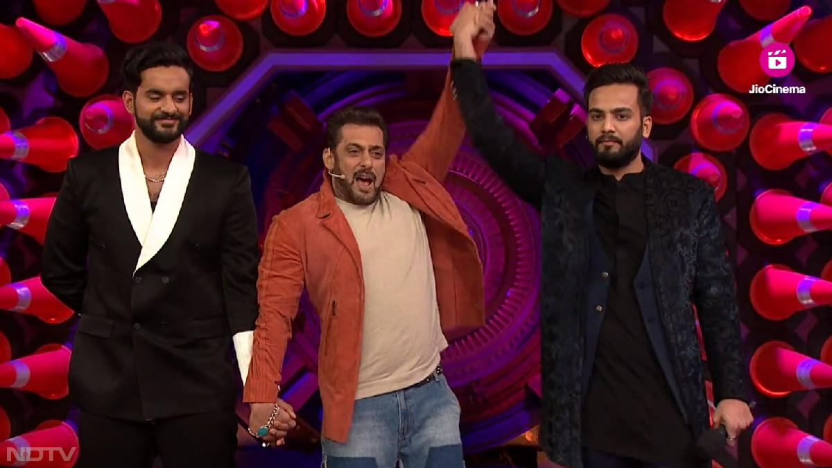 Bigg Boss OTT-2 का खिताब जीतने वाले एल्विश यादव को प्राइज मनी के तौर पर 25 लाख रुपये मिले हैं। जीत से पहले ही एल्विश के फैन्स ने सोशल मीडिया पर उनकी जीत का ऐलान कर दिया था। एल्विश ने अभिषेक मलहान को शिकस्‍त दी। अभिषेक के जीतने की काफी उम्‍मीदें थीं, लेकिन एल्विश की एंट्री ने मुकाबले को रोचक बना दिया।