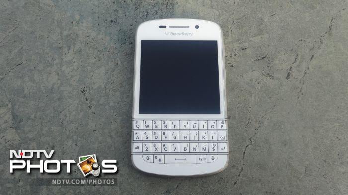 The Q10 features a 3.1-inch Super AMOLED screen that has a resolution of 720x720 pixels.