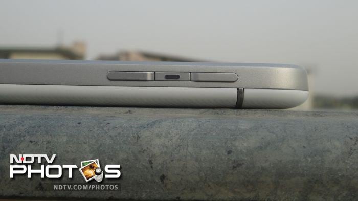 The right side of the phone features the volume rocker key and the mute key that sits in the middle.