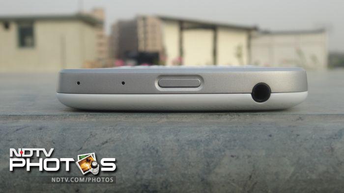 The Power/ Screen lock key, the 3.5mm headset jack and noise cancellation microphones sit at the top of the phone.