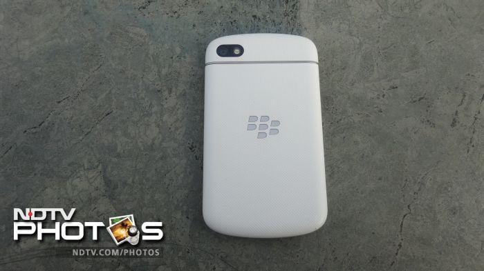 The back of the phone is also white and sports a dotted texture that enhances grip.