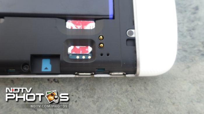 The microSD card is hot swappable.