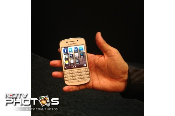 This QWERTY handset sports dimensions of 119.6 x 66.8 x 10.4 mm and weighs 139 grams.