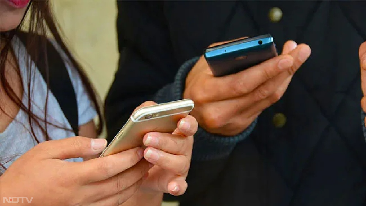 BSNL के पास देश भर में लगभग 1.35 लाख मोबाइल टावर्स हैं। इसकी ग्रामीण क्षेत्रों में मौजूदगी अधिक है जहां अन्य टेलीकॉम कंपनियां पूरी तरह कवरेज नहीं देती। BSNL ने टाटा कंसल्टेंसी सर्विसेज (TCS) से 5G की टेस्टिंग के लिए इक्विपमेंट उपलब्ध कराने को कहा है।
