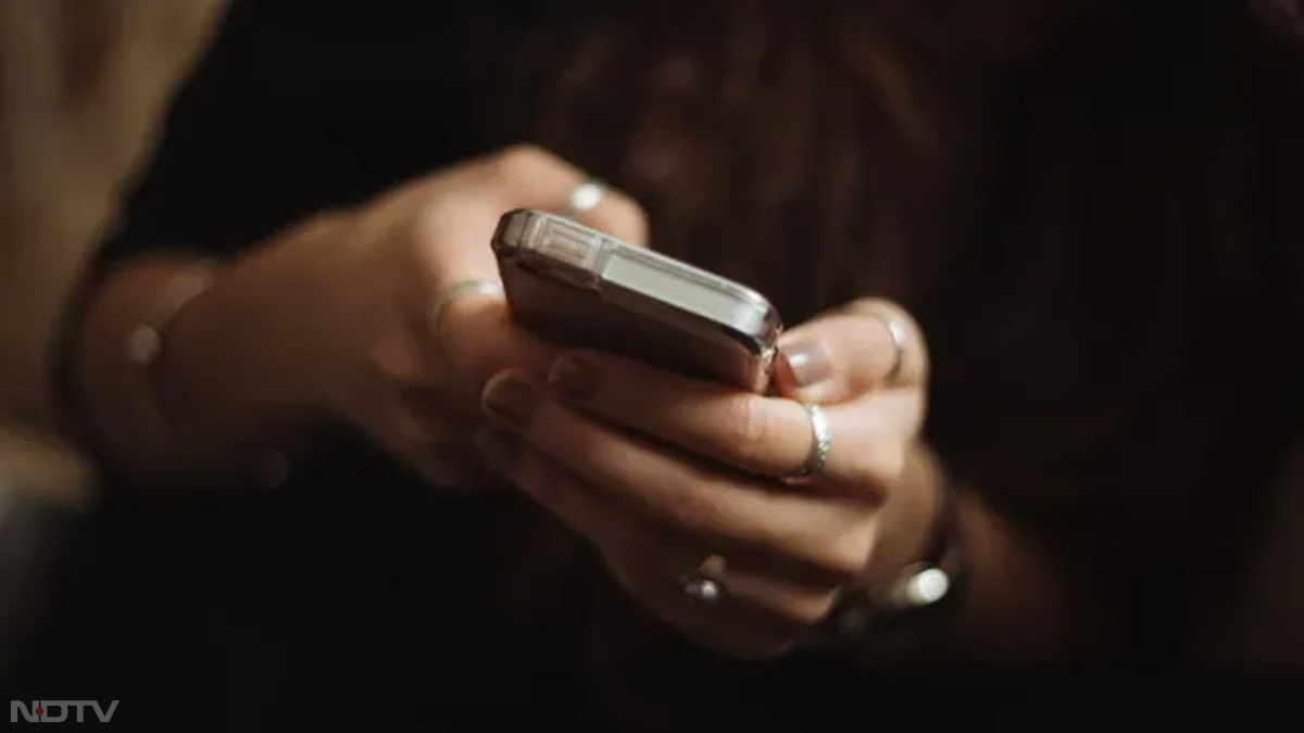 पांचवीं पीढ़ी या 5G सर्विस अब 14 राज्यों/केंद्र शासित प्रदेशों के 50 से ज्यादा शहरों में शुरू हो चुकी हैं। सरकार ने देश में टेलीकॉम नेटवर्क (5G सहित) के तेज और सुचारू रोलआउट और दूरसंचार बुनियादी ढांचे के विस्तार की सुविधा के लिए कई नीतिगत पहलें की हैं। इनमें नीलामी के जरिए मोबाइल सर्विस के लिए पर्याप्त स्पेक्ट्रम उपलब्ध कराना, दूसरों के बीच स्पेक्ट्रम शेयर करने और व्यापार करने की अनुमति देना आदि शामिल है।