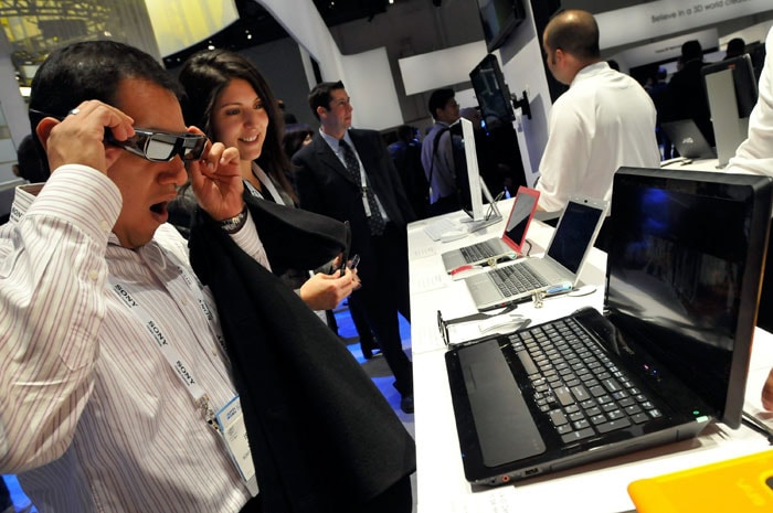 CES antendees Israel Juarez (L) and Monica Calzado view Sony's Vaio F Series Laptop 3D Multimedia PC at Sony's booth at the CES 2011.