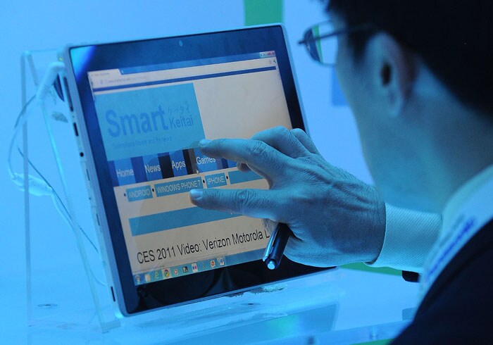 An attendee looks at an Asus Eee Slate EP121 tablet at the CES 2011.