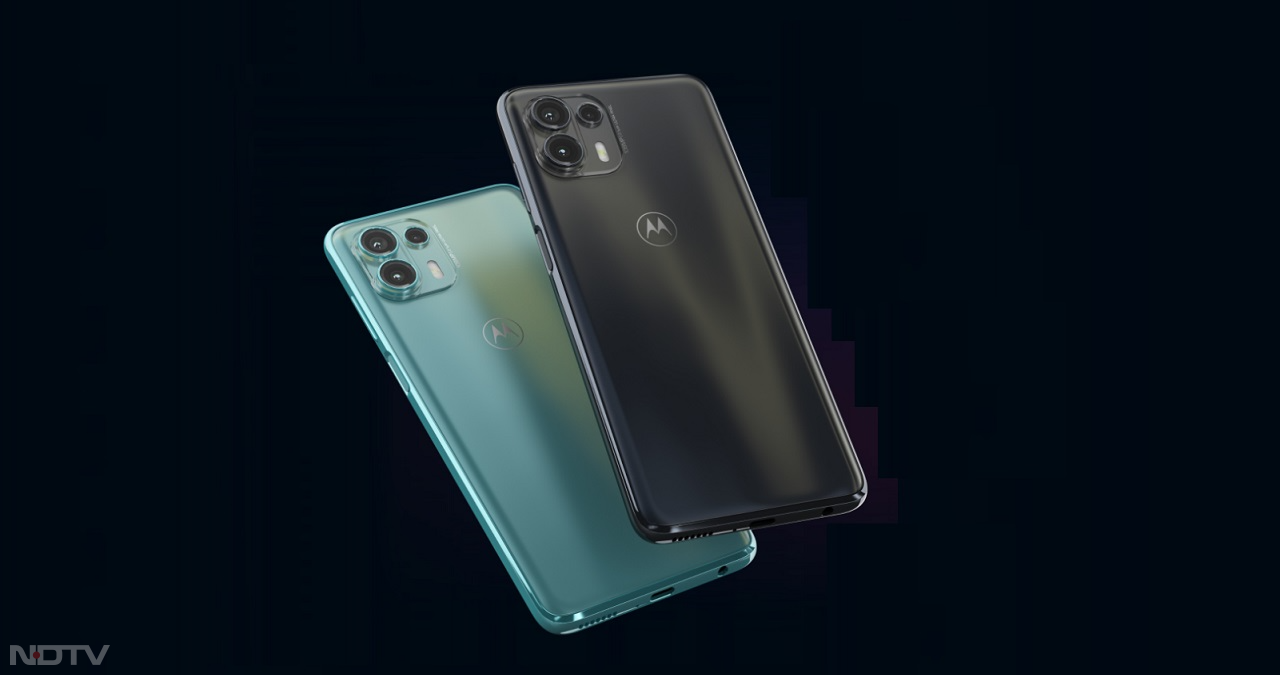 स्पेसिफिकेशंस की बात करें तो MOTOROLA Edge 20 Fusion 5G में 6.67 इंच की फुल HD+ AMOLED डिस्प्ले दी गई है, जिसका रेजोल्यूशन 1080 x 2400 पिक्सल, 20:9 आस्पेक्ट रेशियो और 90Hz रिफ्रेश रेट है। बैटरी बैकअप की बात करें तो इस फोन में 5000mAh की बैटरी दी गई है जो कि 30W फास्ट चार्जिंग को सपोर्ट करती है।
