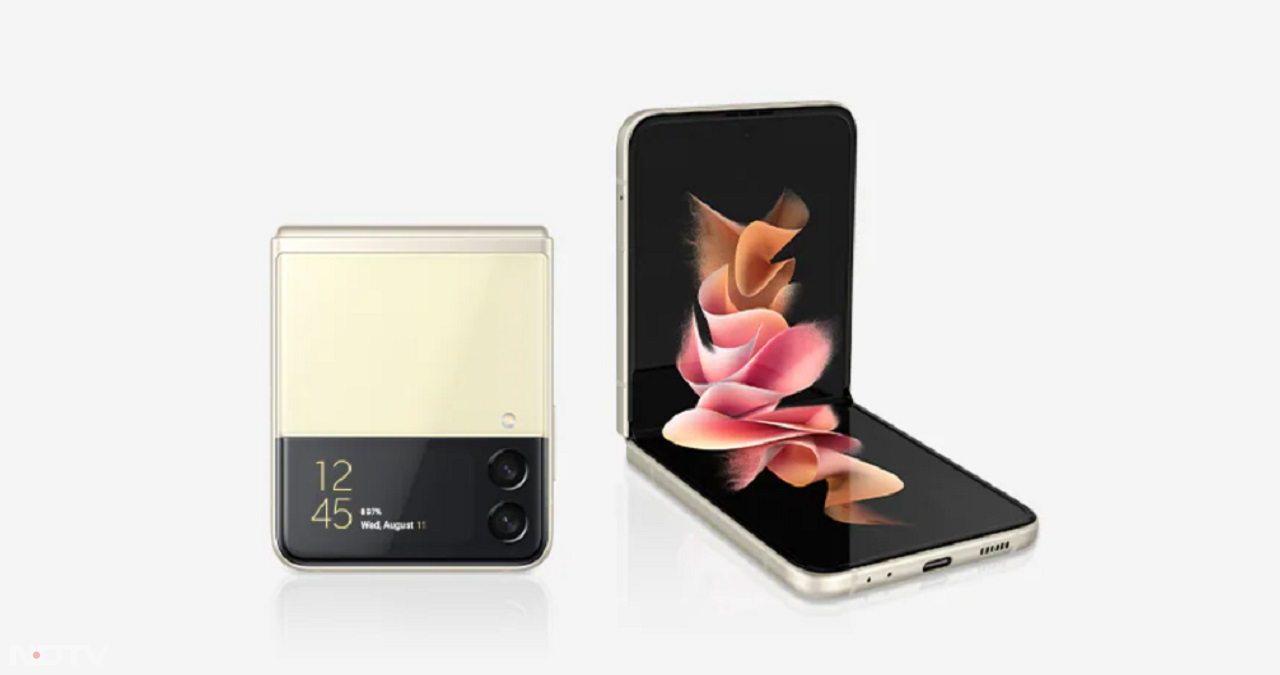 कैमरा सेटअप की बात करें तो Galaxy Z Flip 3 5G फोन के रियर में 12 मेगापिक्सल का पहला कैमरा और 12 मेगापिक्सल का दूसरा कैमरा दिया गया है। वहीं इसके फ्रंट में 10 मेगापिक्सल का सेल्फी कैमरा दिया गया है।