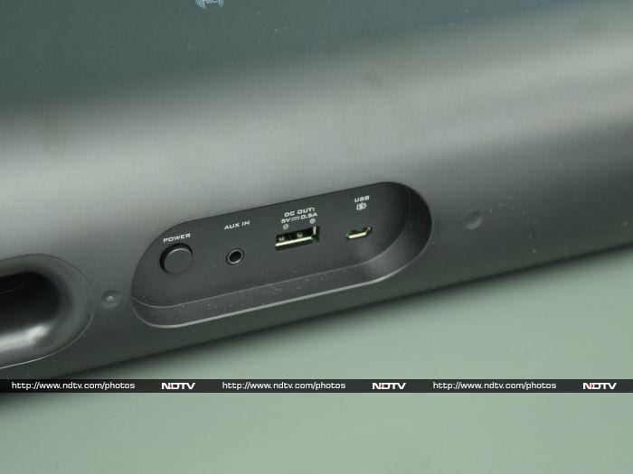 On the back of the Creative Muvo 10 and Muvo 20 are the power button and various modes of connectivity.