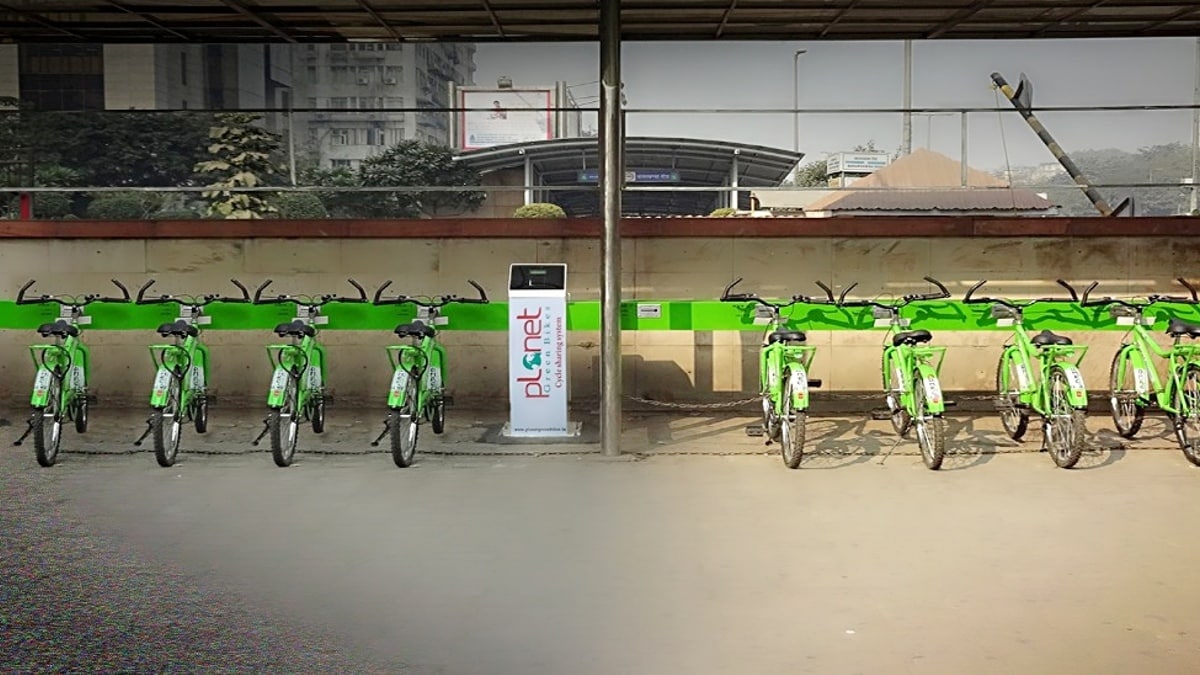 2008 में स्थापित, Planet Green Bikes की दिल्ली में 14 से अधिक स्थानों पर उपस्थिति है। इसके किराए की बात करें, तो आप इसकी ई-बाइक को 30 मिनट तक फ्री में इस्तेमाल कर सकते हैं, जिसके बाद आपको 10 रुपये प्रति घंटा की दर से चार्ज देना होगा। इसे इस्तेमाल करने के लिए आपको अपने मोबाइल फोन पर एक ऐप को डाउनलोड करना होगा, या आप कंपनी की वेबसाइट के जरिए भी साइकिल को बुक कर सकते हैं।