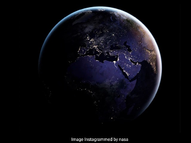 Photo : अंतरिक्ष से रात में ऐसी दिखती है पृथ्‍वी, लोग बोले- भारत तो चमकते सितारे की तरह