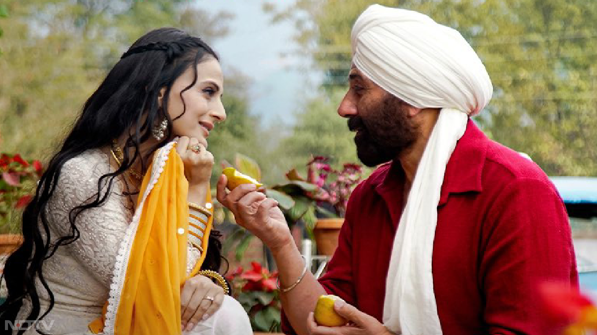 ‘गदर 2' की एडवांस बुकिंग का आलम यह है कि जयपुर का राज मंदिर पूरे सप्‍ताह के लिए येलो हो गया है। इसकी जानकारी फ‍िल्‍म के निर्देशक अनिल शर्मा ने एक ट्वीट के जरिए दी। उन्‍होंने लिखा कि ‘बस अभी बुक माई शो देखा। राज मंदिर जयपुर पूरे सप्ताह के लिए येलो है। भगवान ‘गदर 2' पर मेहरबान हैं, जबरदस्त बुकिंग हो रही है। कई सिनेमाघरों में अभी बुकिंग का खुलना बाकी है, जिसके बाद एडवांस बुकिंग और रफ्तार पकड़ सकती है।