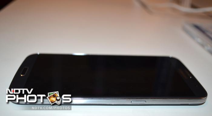 Samsung Galaxy Mega 6.3 is powered by a dual-core processor clocked at 1.7GHz and runs Android 4.2 Jelly Bean.