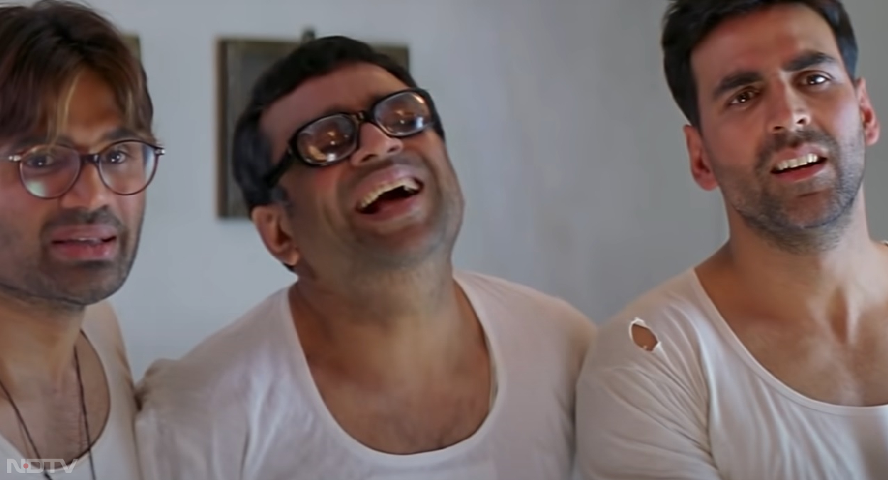 हेराफेरी 3 की शूटिंग शुरू होने की खबर मंगलवार को अचानक सामने आई। फ‍िल्‍म की शूटिंग से जुड़ी तस्‍वीर भी सामने आई, जिसमें अक्षय कुमार, सुनील शेट्टी और परेश रावल के साथ फ‍िल्‍म से जुड़े बाकी लोगों को देखा जा सकता है। फोटो सामने आते ही फैंस एक्‍साइटेड हो गए और सोशल मीडिया पर रिएक्‍ट करने लगे। ट्विटर पर बड़ी संख्‍या में मीम्‍स शेयर किए जा रहे हैं।