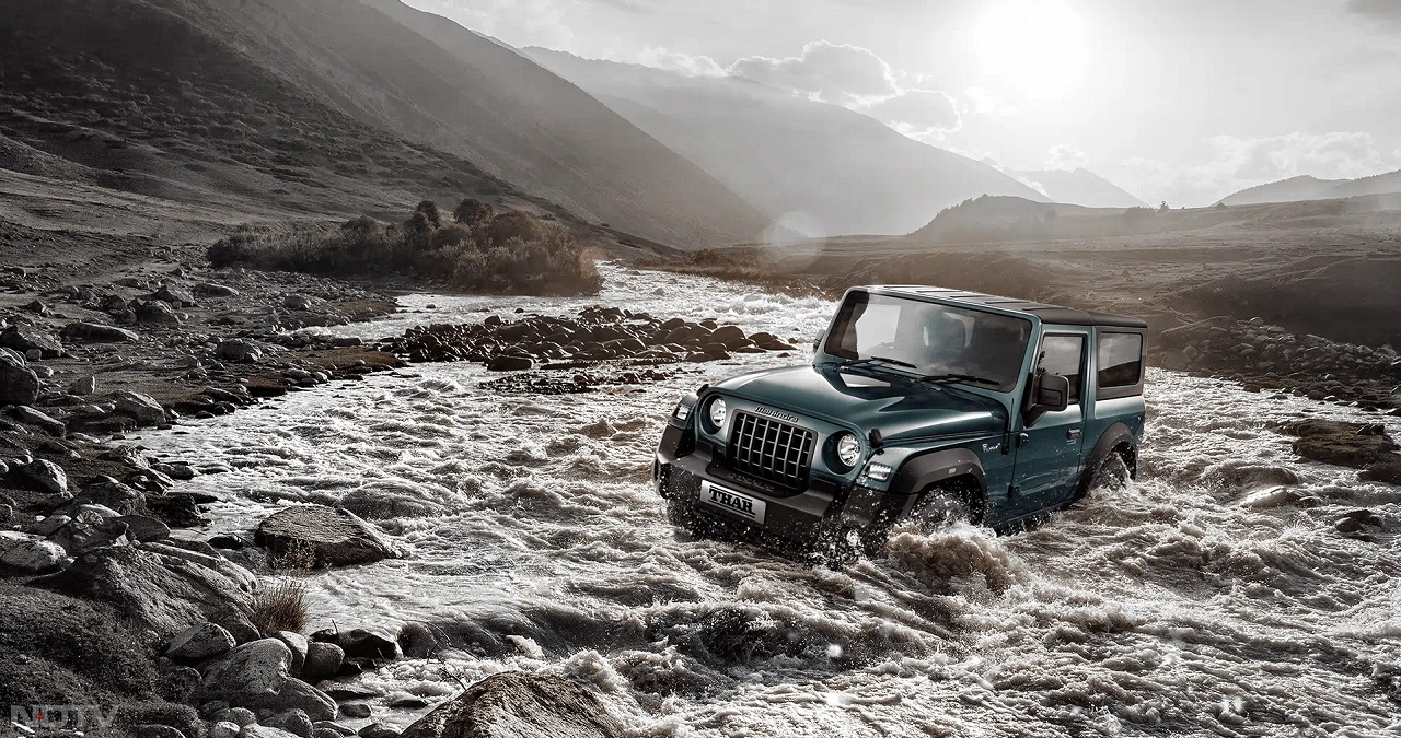 Mahindra Thar 2WD की एक्स शोरूम कीमत 9.99 लाख रुपये है। यह शुरुआती कीमत सिर्फ शुरुआती 10,000 बुकिंग्स के लिए ही है।