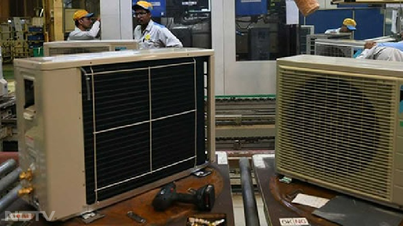 आजकल लगभग सभी ब्रांड्स दावा करते हैं कि उनके AC में कॉपर कॉइल होती हैं। फिर भी आपको ध्यान रखना चाहिए कि जिस एयर कंडीशनर को आप खरीद रहे हैं, उसमें कॉपर कॉइल है या नहीं। कई ब्रांड्स कॉपर कॉइल के साथ-साथ अलग-अलग नाम से कुछ ऐसी कोटिंग या टेक्नोलॉजी भी देते हैं, जो कंडेंसर या कॉइल आदि को जंग लगने या लीकेज से बचाने का दावा करती हैं। इन चीजों को ध्यान में रखना भी अच्छा होता है।