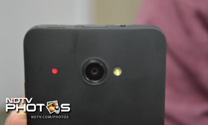 The phone also features a notification LED just adjacent to the camera lens at the back.