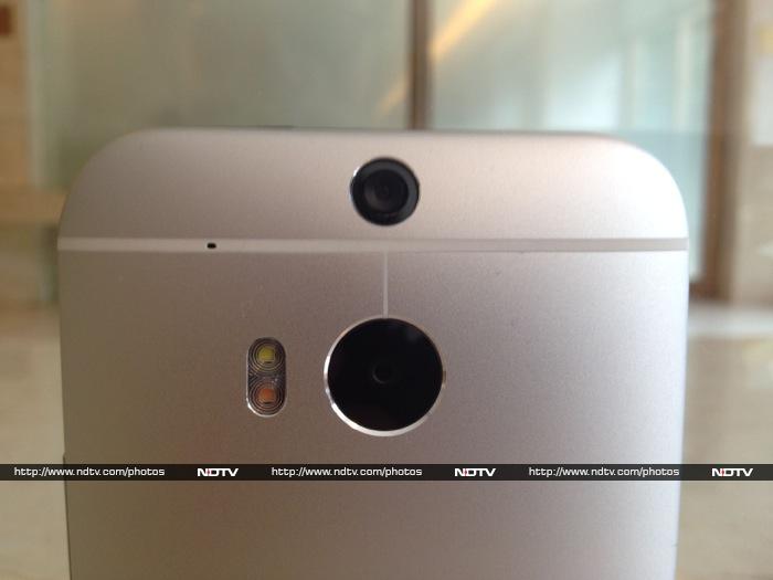 The highlght of the HTC One (M8) is the unique dual rear cameras - the 4-UltraPixel camera is accompanied by another camera module that lets the software get a sense of the depth in the picture.