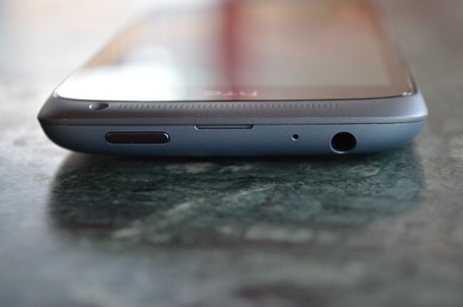 The power button and 3.5mm audio jack as well as a secondary mic are present on the top of the phone.