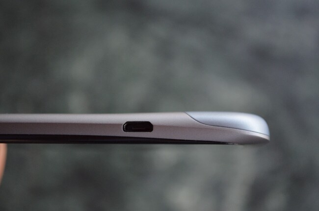 The smartphone houses a Micro-USB cum charging port on the left side.