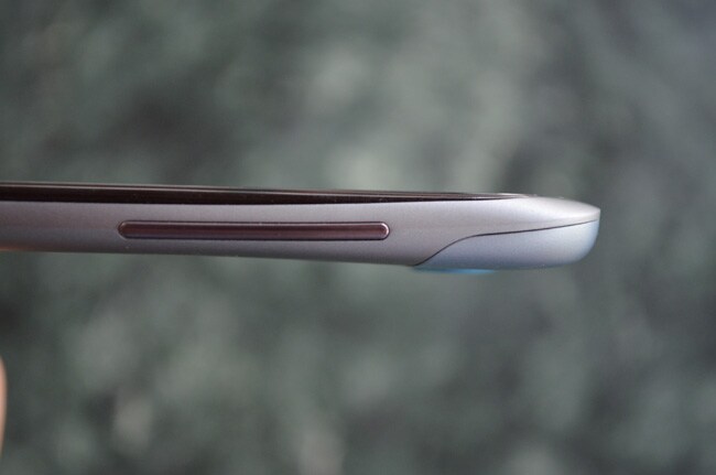 The right side is pretty much clean apart from the presence of volume rocker.