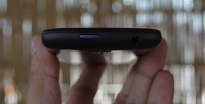 The top panel of Huawei G300 has the power on/off button and 3.5mm jack.