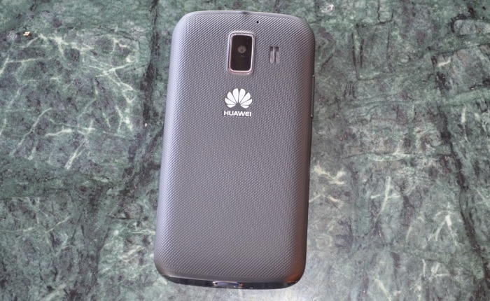 There is a 3.2 megapixel rear camera on-board Huawei Ascend Y200.