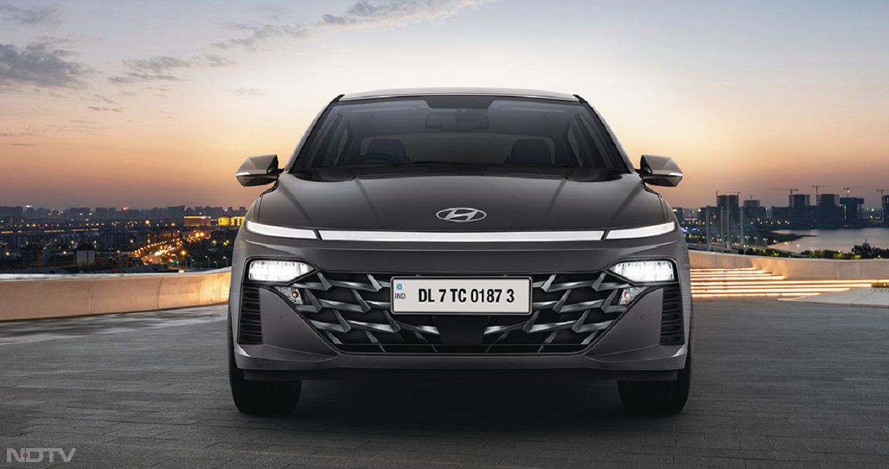 Hyundai Verna को 25 हजार रुपये में ऑनलाइन बुक किया जा सकता है। कीमत की बात की जाए तो Hyundai Verna की शुरुआती एक्स शोरूम कीमत 10,89,900 रुपये है।