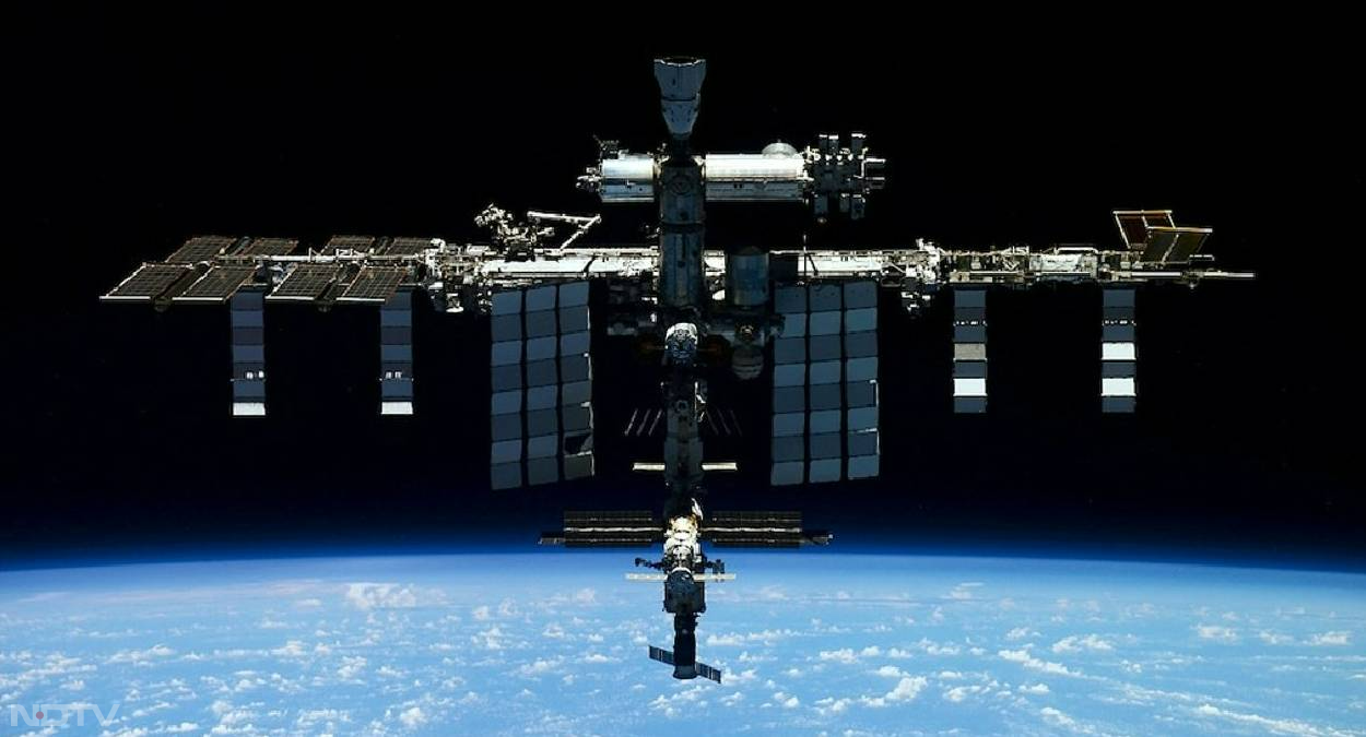 धरती से 400Km ऊपर अंतरिक्ष में घूम कर रहे थे साइंटिस्‍ट, खो गया टूल बैग… अब ISS के आगे तैर रहा, देखें