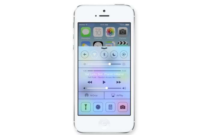 Control Center<br />
Just swipe up from any screen including the Lock screen to do things like switch to Airplane mode, turn Wi-Fi on or off, or adjust the brightness of your display.