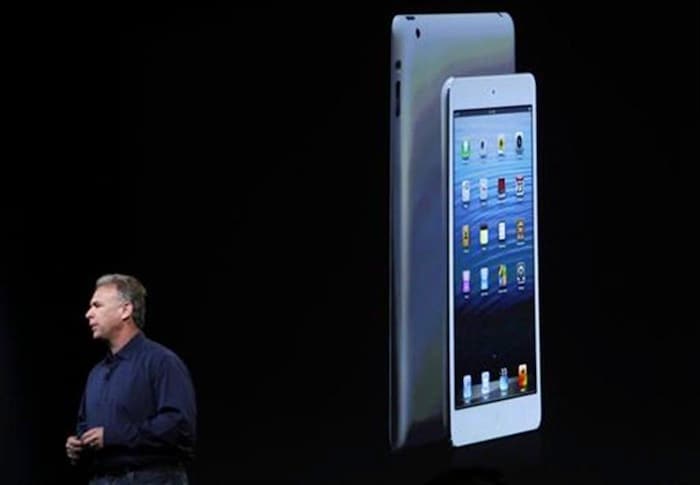 Apple also refreshed the bigger iPad. The 4th generation iPad comes with Apple A6X processor, improved front-camera and Lightning connector. (Next: iPad mini price)