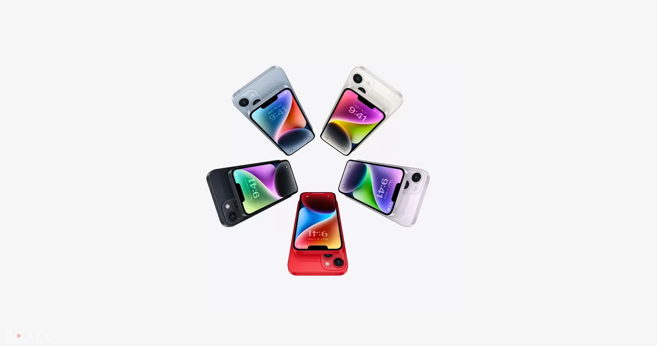 Apple iPhone 14 के 128GB स्टोरेज वेरिएंट की कीमत 79,900 रुपये है, लेकिन यह 8 प्रतिशत छूट के बाद 72,999 रुपये में मिल रहा है। यह फोन 12,167 रुपये प्रति माह की आसान ईएमआई पर भी खरीदा जा सकता है।