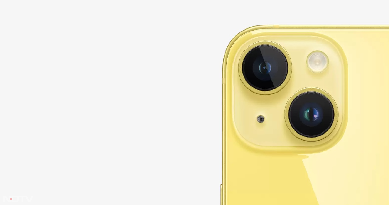 Apple iPhone 14 Yellow के 128GB स्टोरेज वेरिएंट की एमआरपी 79,900 रुपये है, हालांकि 9% डिस्काउंट के बाद 71,999 रुपये में लिस्ट किया गया है।