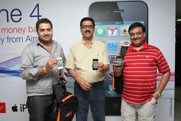 Aircel launched the iPhone 4 in India as well. Gagan Bhutani and Deepak Mishra are the first official owners of the Aircel iPhone 4 in Delhi. Here, with Aircel COO Gurdeep Singh.