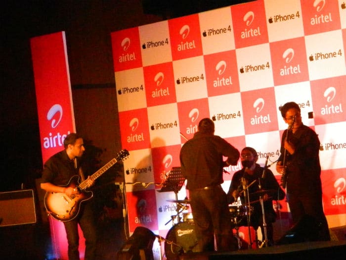 Still some time to go ? there was band baajaa to keep the excited Airtel customers entertained.
